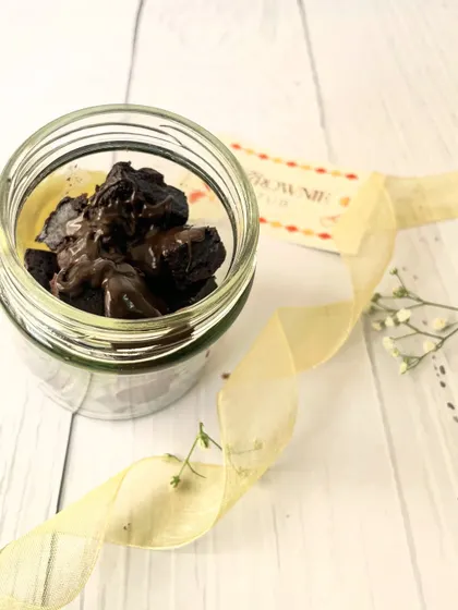 Our Little Luxe Rakhi Hamper is small in size but big on delight, featuring a jar of our fudgy brownie bites.