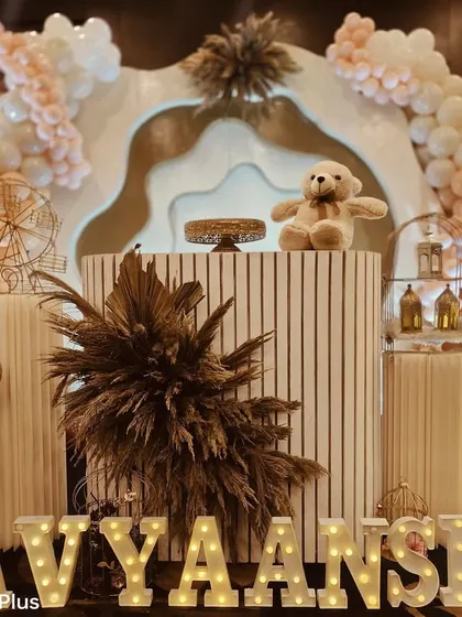 Fluted cake tables are a modern and stylish choice. Here, it's used in a teddy bear theme and decorated with pampas grass and other props for a chic, bohemian look.