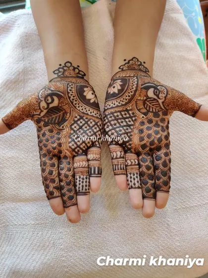 A simple yet beautiful peacock design. The focus is on the graceful bird, with its feathers creating a lovely pattern on the fingers.