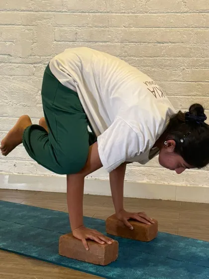 Using props like blocks helps our TTC students build the foundational strength for Bakasana safely. This approach ensures they can later teach the pose with a deep understanding of modifications.