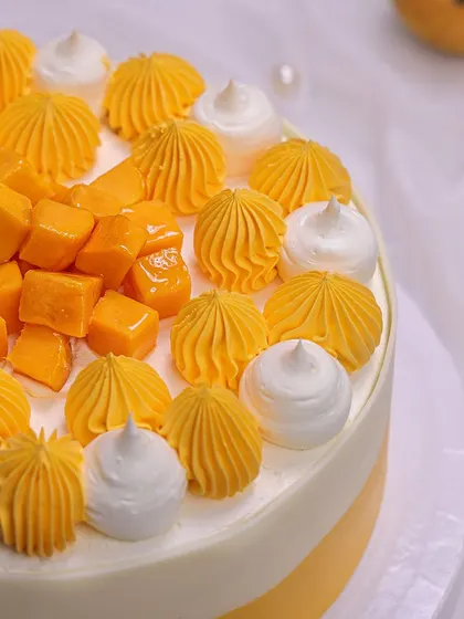 We capture the taste of summer with our fresh mango cake. This light and airy cake is layered with mango filling and topped with fresh, juicy mango chunks and piped cream, making it a perfect treat for Father's Day or any warm-weather celebration.