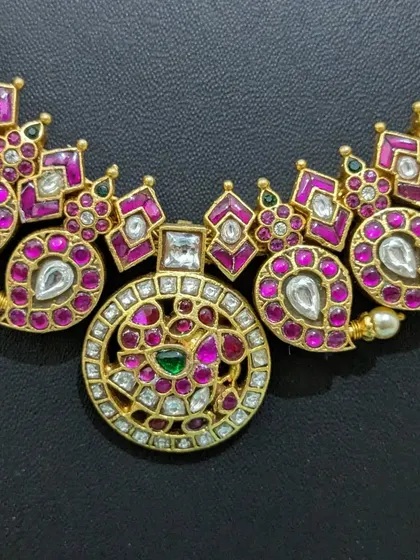 A macro shot of the intricate pendant on the Jadau haara.