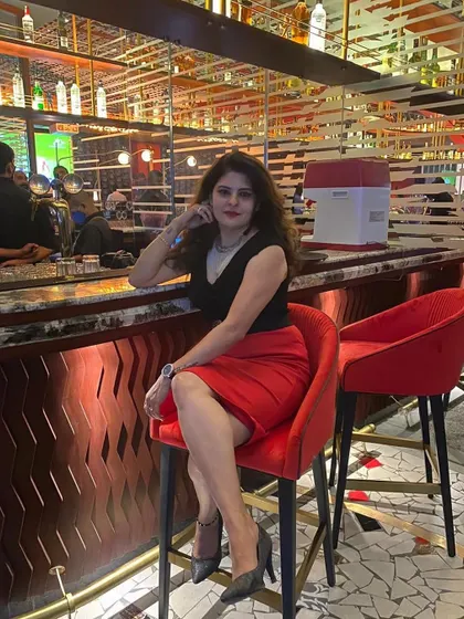 A classic color combination of a black top and a bold red pencil skirt. This look is perfect for a stylish evening at a cafe or bar.