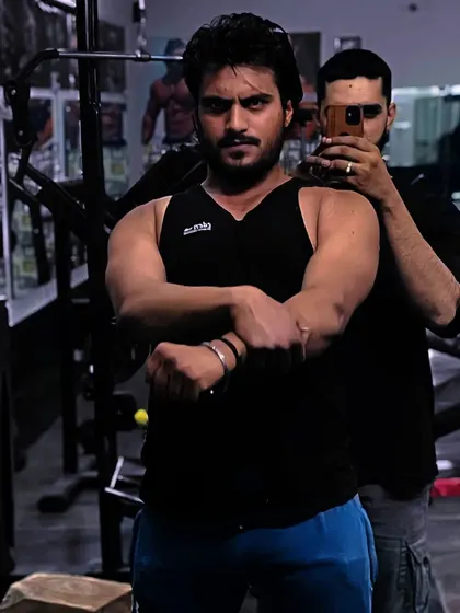 This is my own transformation, from 65kg in 2021 to 92kg in 2023. This is not a shortcut, it is pure mehnat and the result of a solid nutrition plan that I built for myself.