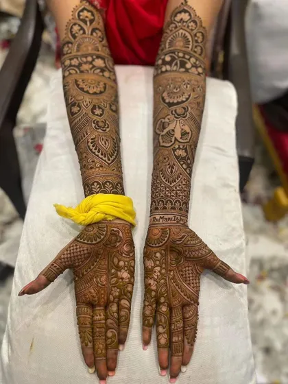 This full-arm design uses paisley and floral motifs to create a flowing, organic pattern from the palms to the elbows.