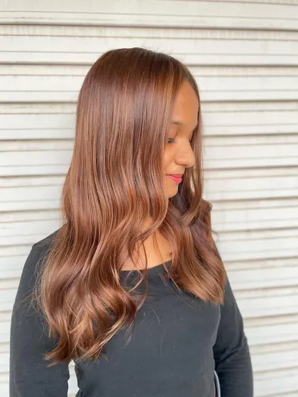 A slightly different angle of the Peanut Brown look, showing how the color adapts to light and movement.
