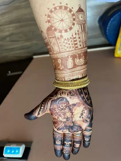 The other hand features a London theme with the Big Ben and London Eye, representing a special place for the parents-to-be, alongside a portrait of the couple.