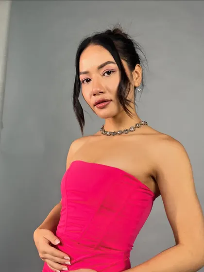 A duplicate image for context. A full shot of this soft glam look.
