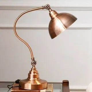 This antique-style table lamp brings a touch of retro charm to your desk. Crafted from iron with an imitation copper finish, its classic, adjustable design is perfect for focused task lighting in a bedroom or study.