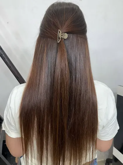 A gorgeous global hair color in a warm caramel shade. This all-over color gives the hair a uniform, glossy finish and is perfect for a complete style refresh.