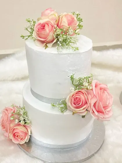 Here is another cake from the same last-minute wedding order. This two-tier design is clean and classic, with simple white frosting and elegant pink silk roses, proving that beauty doesn't always require long lead times.