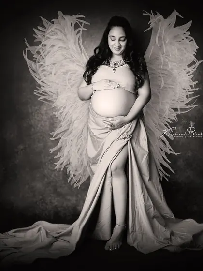 Every mother is an angel watching over her little one. I love bringing creative and dreamy concepts to life, like using these beautiful angel wings to create a truly ethereal and unforgettable portrait.