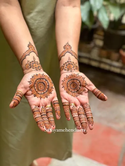 Sometimes, a simple mandala is all you need to feel festive. This design focuses on a detailed central mandala, with complementary patterns on the fingers for an elegant and balanced look.