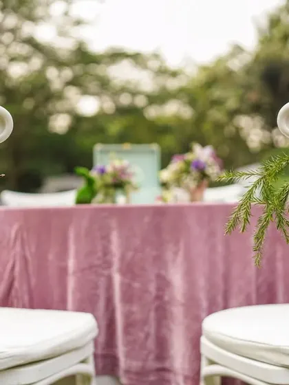 A close-up of the floral details on the back of the guest chairs, adding a touch of beauty to every element of the event.