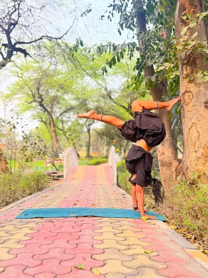A slightly different angle of my one-handed handstand play. This pose is a fun challenge that tests the limits of balance and single-arm strength.