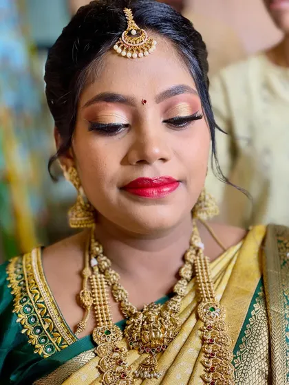 The eye makeup for this mom-to-be features a soft gold shimmer, enhancing her eyes without being too heavy, keeping the overall look fresh and bright.