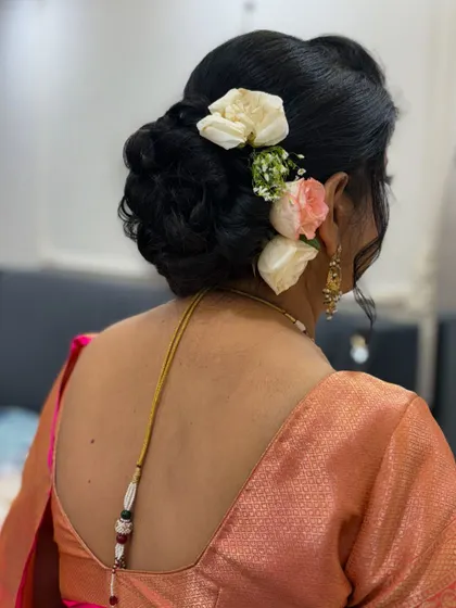 An elegant low bun adorned with fresh roses. This classic hairstyle is perfect for a sophisticated look, and I teach how to create it in my course.