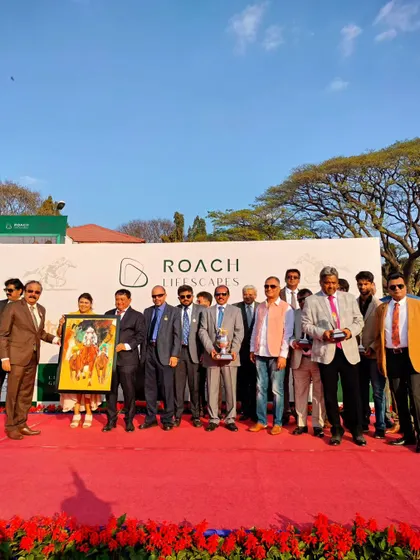 The presentation ceremony for The Roach Lifescapes Bangalore Juvenile Million with the winning team.