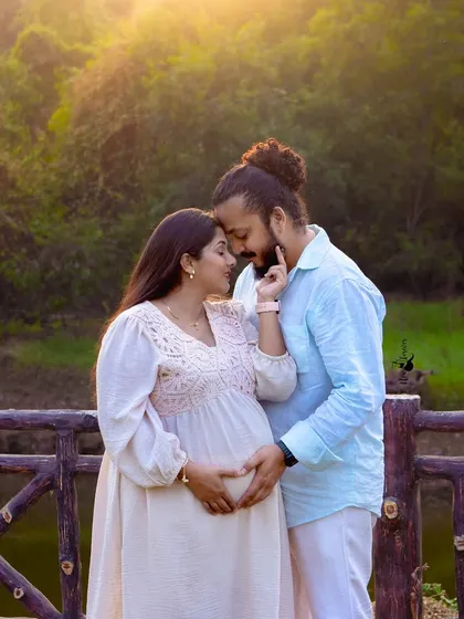 I live for the golden hour light. Here, in a quiet park setting, I captured a gentle moment between this couple. It’s these unscripted connections, the soft light, and the promise of a new beginning that make a photo feel alive.