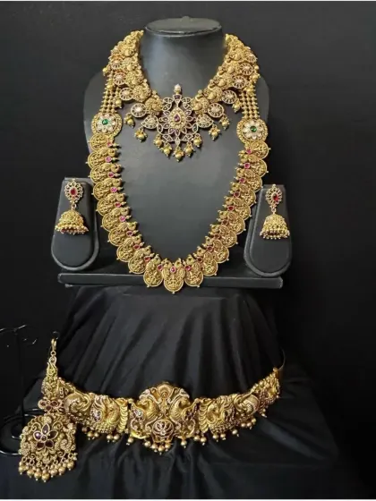 Here is a closer look at one of our classic full bridal sets. This antique-finish temple jewellery includes a detailed choker, a long kasina sara (coin necklace), matching jhumkas, and a heavy vaddanam, all featuring beautiful peacock and deity motifs. It’s a complete, ready-to-wear set for a traditional bride.