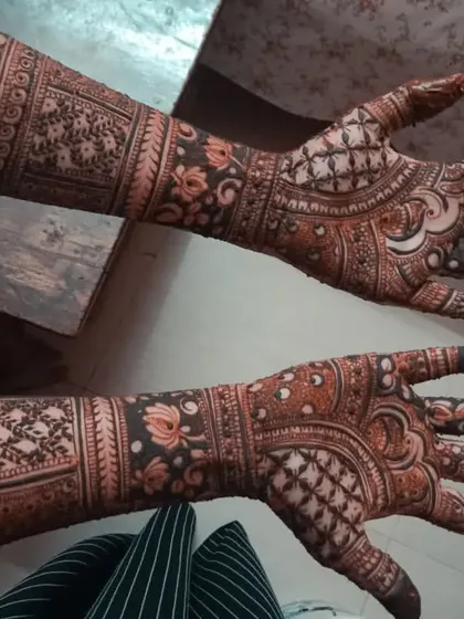 A lovely design for engagement bride Nandita. The pattern features lotus motifs and geometric fills, creating a unique and beautiful look.