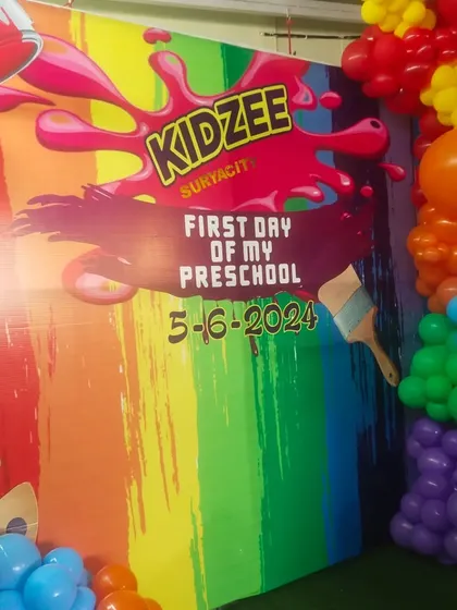 An angled view of the art-themed backdrop, showing how the balloon installation adds a three-dimensional element to the printed design.