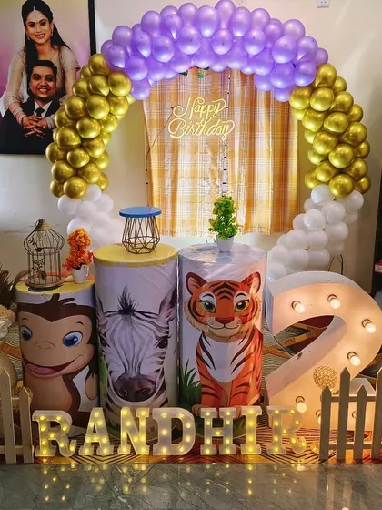 A compact jungle theme setup perfect for home celebrations. Even in a smaller space, I can include a balloon arch, themed pedestals, a light-up number, and marquee letters for the name.