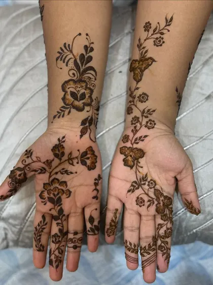 A subtle and simple floral design with a delicate butterfly motif. This whimsical and modern take on Arabic henna is perfect for someone who wants a unique and personal touch.