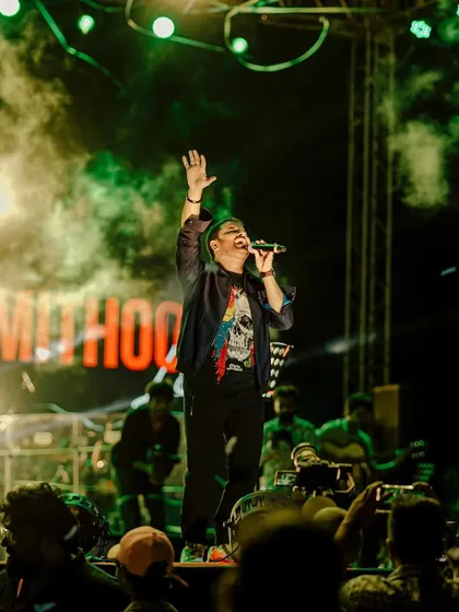 Javed Ali, a featured artist, delivering a powerful performance during the 'Mithoon & Friends' concert.
