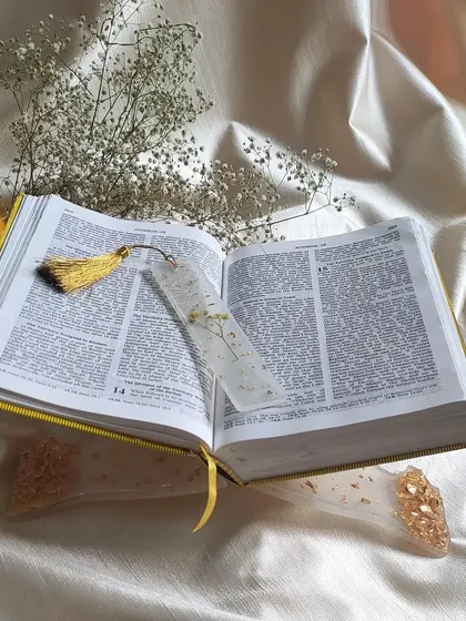The assembled holy book stand, shown holding a book. It’s designed to be both sturdy and beautiful, making your reading time more special.