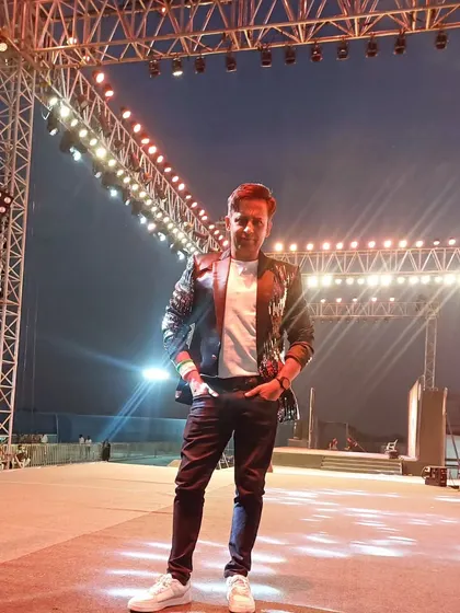 A moment backstage at the Maharishi Dayanand Saraswati celebration in Tankara, Gujarat. Performing on a stage of this magnitude for such a prestigious event was a memorable experience.