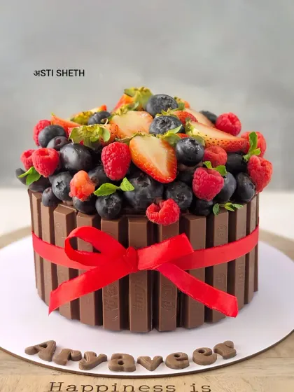 A truly indulgent choice, this KitKat cake is a feast for the eyes and the palate. The crisp chocolate bars create a wall around a moist fresh strawberry chocolate cake, which is then topped with a generous pile of fresh, exotic berries. It’s the perfect combination of crunch, chocolate, and fruity freshness.
