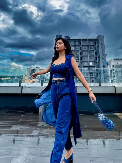 A candid-style pose, feeling the romantic 'barish ka mausam' vibe.