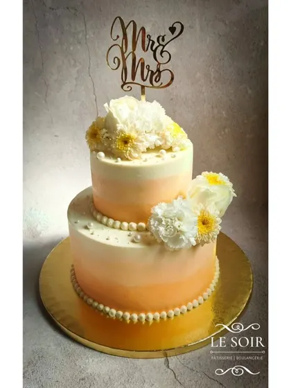 I feel so grateful when you trust me with your big day. This 3 kg two-tier wedding cake features a beautiful peach ombre buttercream, fresh flowers, and delicate pearl borders for a classic and romantic look.