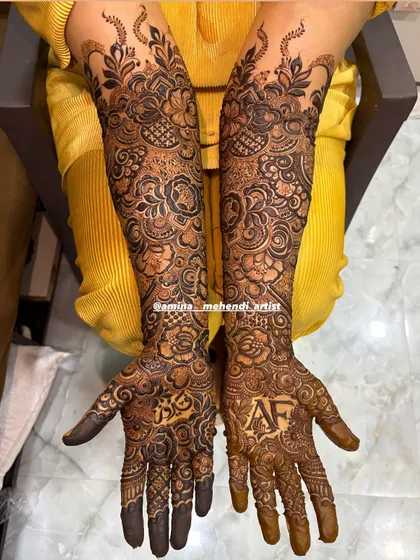 This is an example of my signature full-arm floral mehendi. I love creating dense, intricate patterns with elements like roses, paisleys, and detailed fillers to give you a rich and traditional look for any celebration.