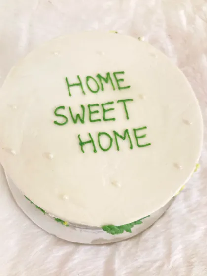 The simple and sweet message on top of the housewarming cake.