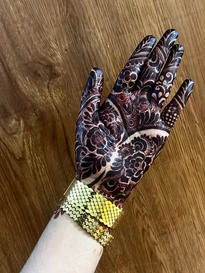 I am in love with this dark stain. This is the result of using high-quality, natural henna and following the right aftercare process.