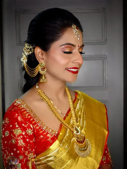 A full view of the bride's radiant look, with her beautiful Kanjivaram saree and traditional gold jewellery shining.