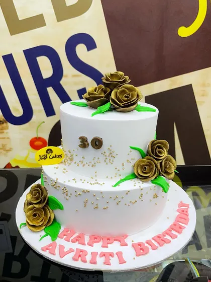 A 2kg two-tiered cake for a 30th birthday, decorated with beautiful golden roses.