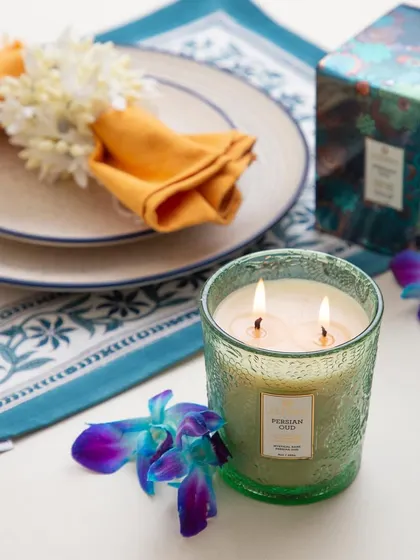 The perfect addition to an intimate dinner setup. Our Persian Oud candle, in its green hand-cut glass, adds a touch of magic and an exotic fragrance to your table.