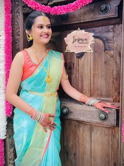 A happy and bright look for the sister of the bride. Her smile shows how confident and beautiful she feels.
