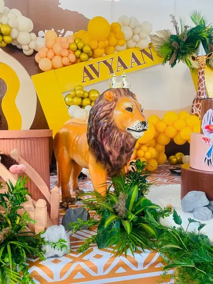 A closer look at the details of our Lion King decor, featuring Zazu, Rafiki's tree, and a custom cake, all designed to bring the beloved story to life.