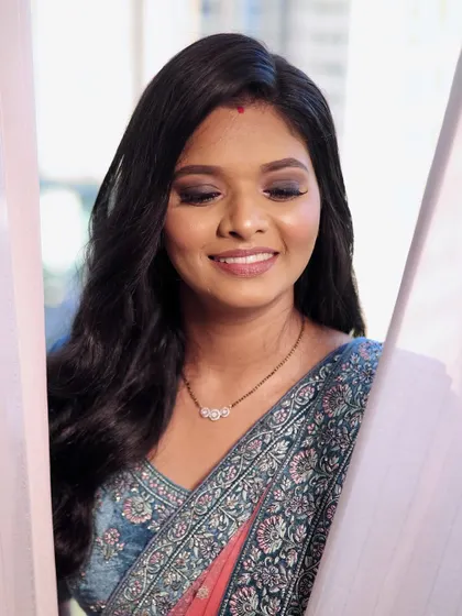 A soft, dreamy portrait by the window. The matte smokey eyes are the star of this look, perfectly blended for a sophisticated finish.