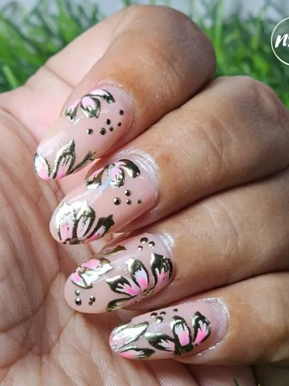 A full view of the hand-painted floral set. The design flows across the nails, creating a cohesive and beautiful botanical look.