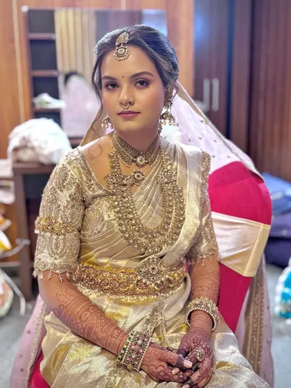 Sushmitha, ready for her Muhurtham. Her look is regal and dreamy, featuring timeless South Indian jewelry and a flawless makeup base.