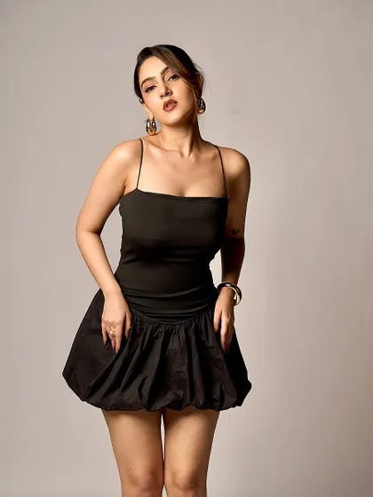 This is one of my favorite glam looks, perfect for a high-impact photoshoot. I focused on creating a flawless base and a defined, sultry eye that really stands out on camera.