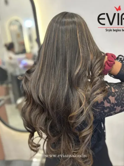 Here, I created a high-contrast look with distinct blonde highlights on a dark base. The long, flowing curls make this a very glamorous and eye-catching style.