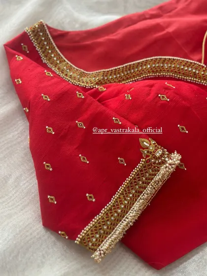 A classic design that can be paired with many different sarees.