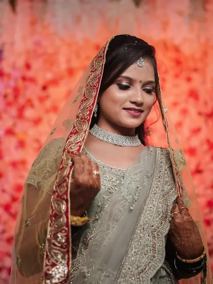 Shilpa looking serene and beautiful in her reception lehenga. The sheer veil adds a touch of grace to her modern bridal look.