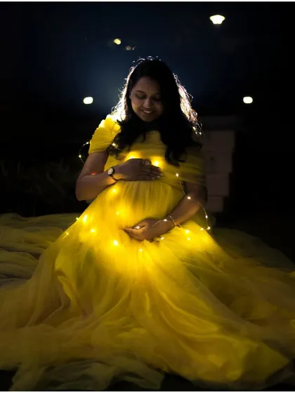 Add a touch of magic to your maternity shoot with this bright yellow gown. I love how clients get creative, like using fairy lights to make the baby bump the glowing centerpiece of the photo. It’s a unique and heartwarming concept.